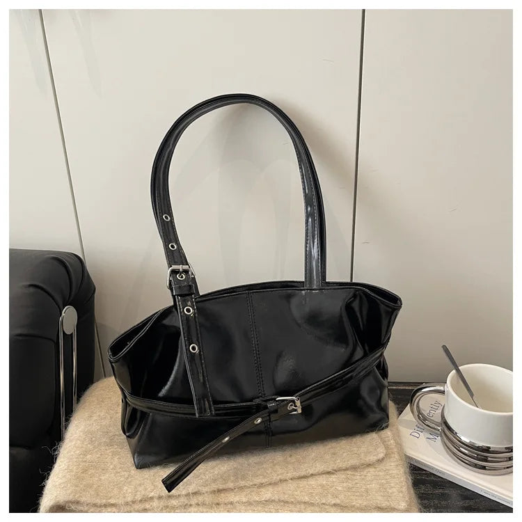 Éloise Buckled Shoulder Bag - Classic Black