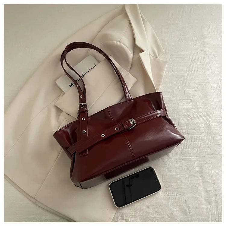 Éloise Buckled Shoulder Bag - Vintage Wine Red