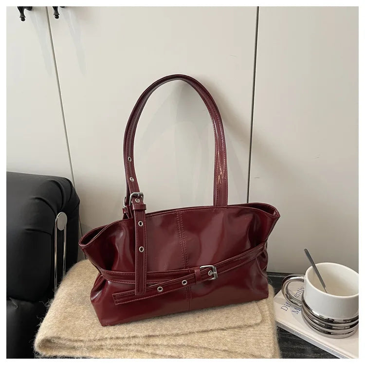 Éloise Buckled Shoulder Bag - Vintage Wine Red