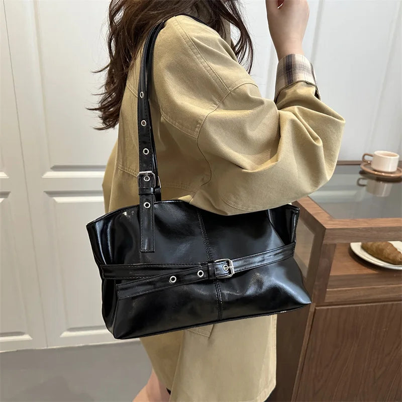 Éloise Buckled Shoulder Bag - Classic Black