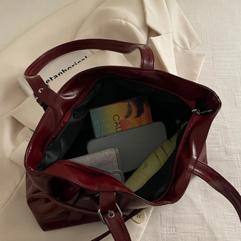 Éloise Buckled Shoulder Bag - Vintage Wine Red