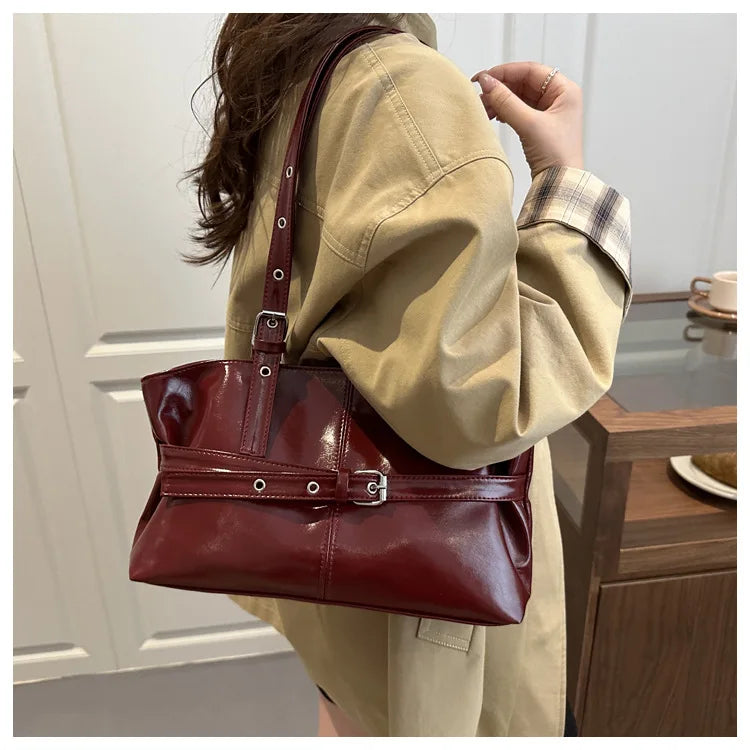 Éloise Buckled Shoulder Bag - Vintage Wine Red