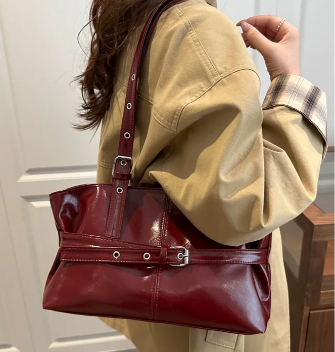 Éloise Buckled Shoulder Bag - Vintage Wine Red